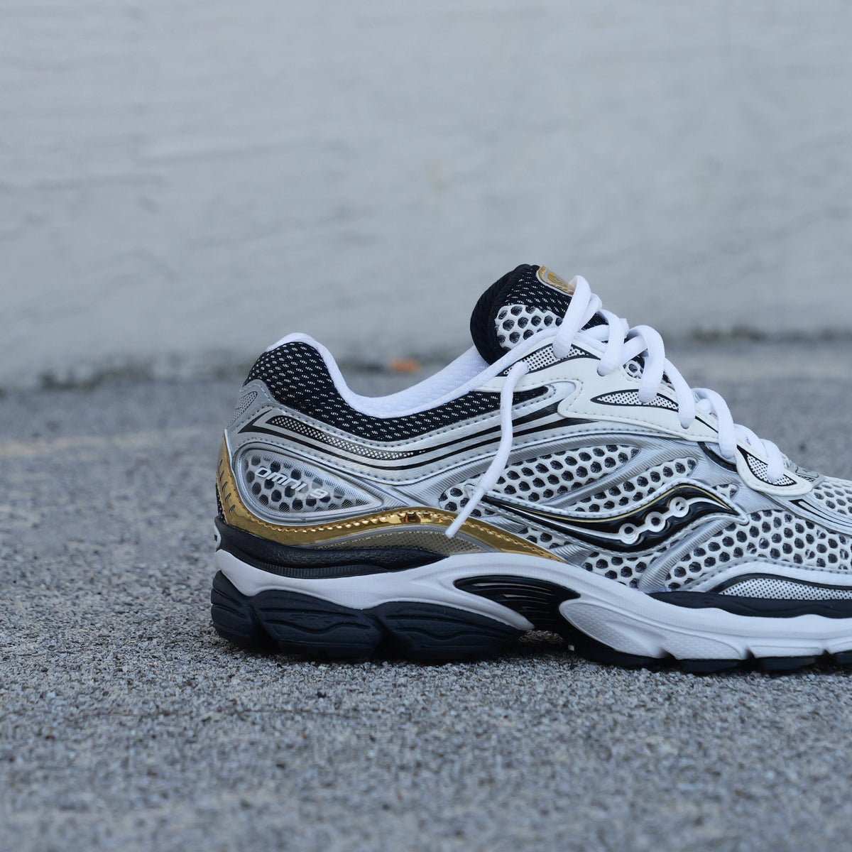 Mens Saucony ProGrid Omni 9 (Silver/Gold)