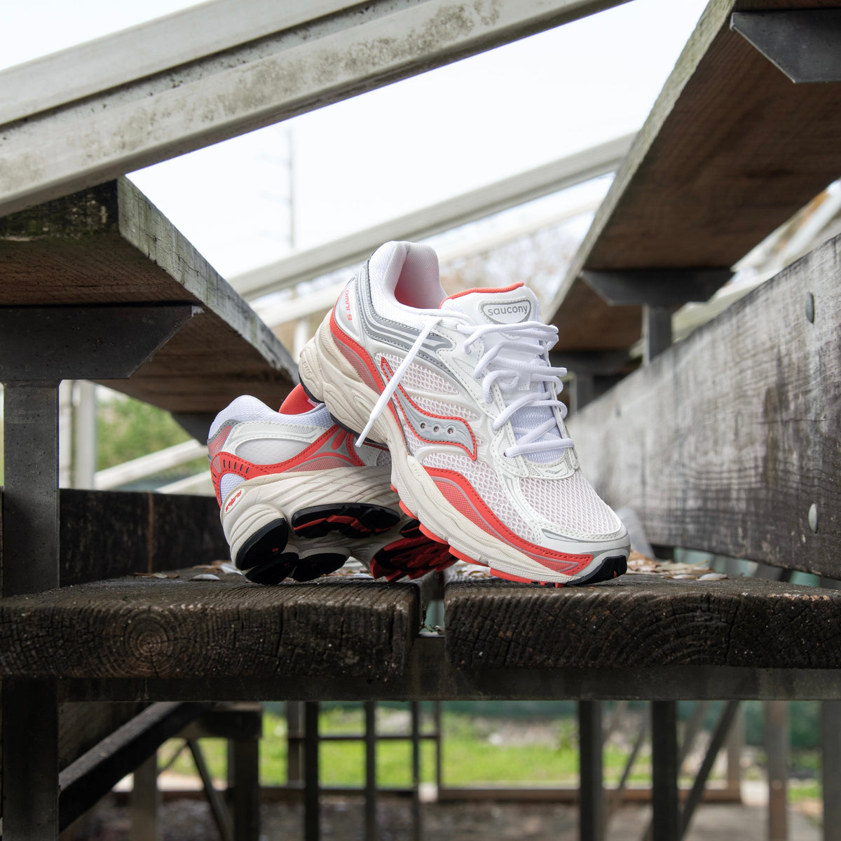 Mens Saucony ProGrid Omni 9 (Ivory/Coral)