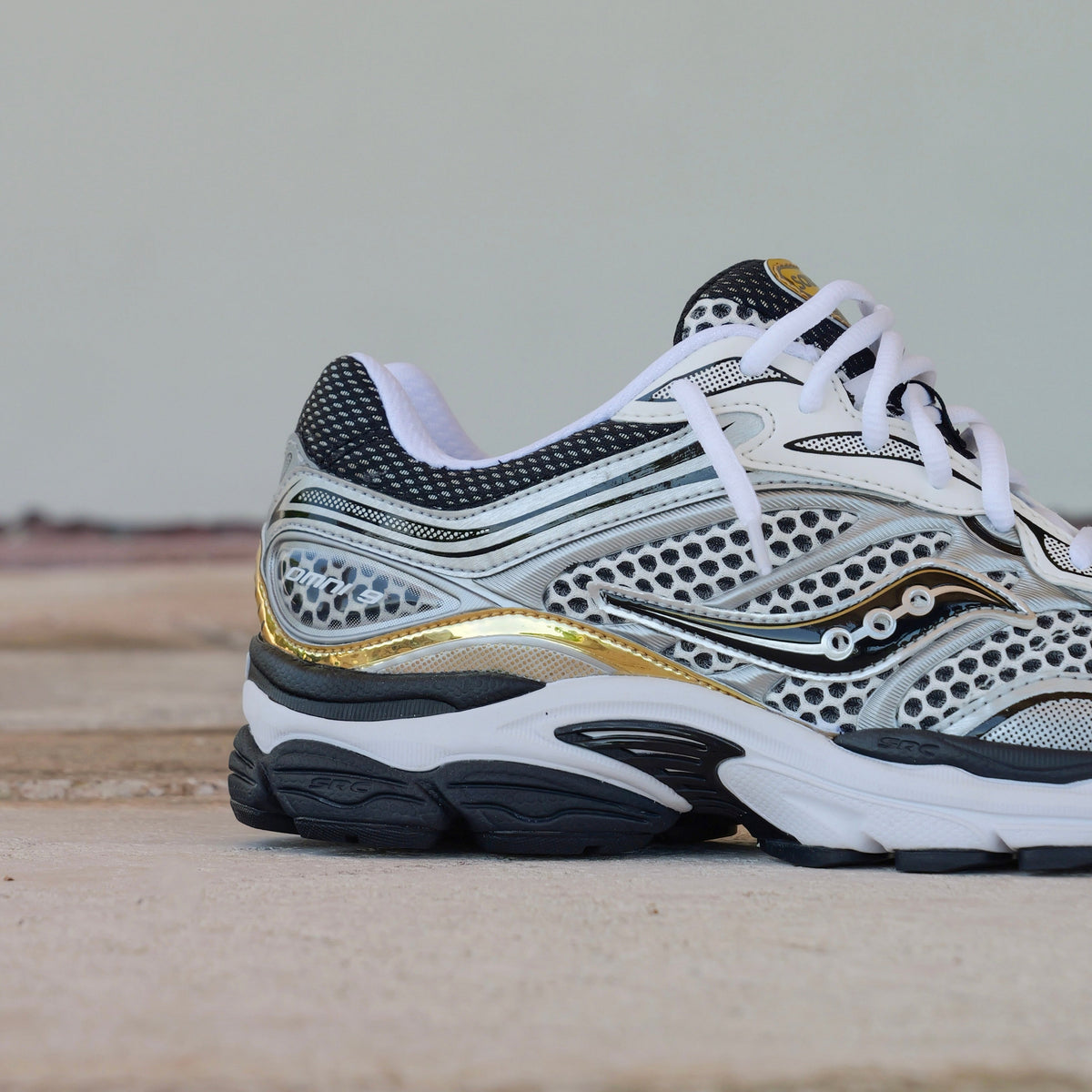 Mens Saucony ProGrid Omni 9 (Silver/Gold)
