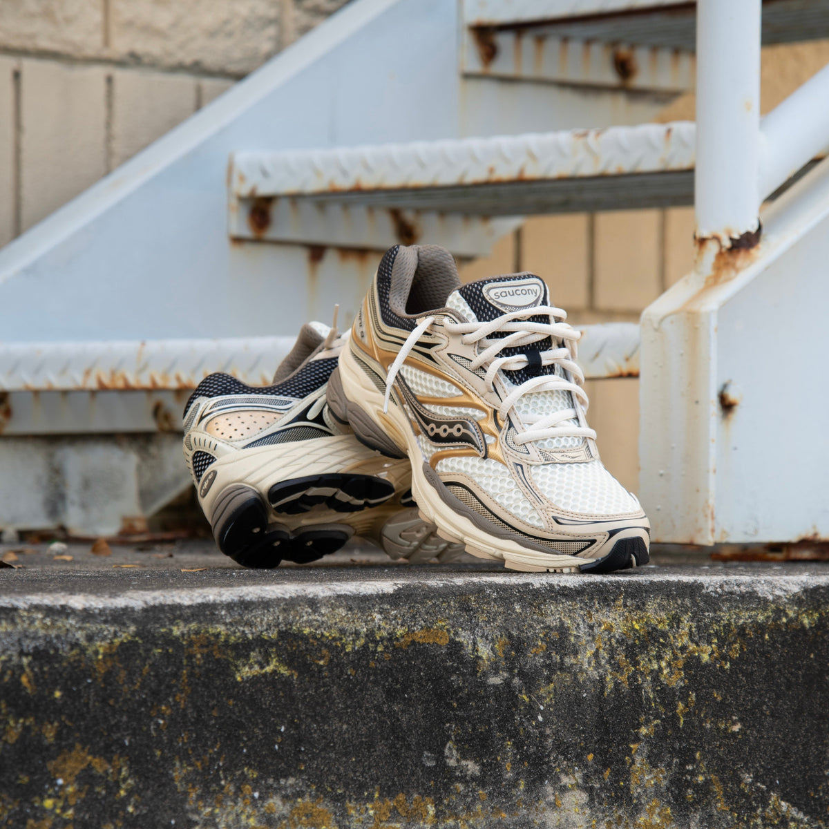 Mens Saucony ProGrid Omni 9 (Gold)