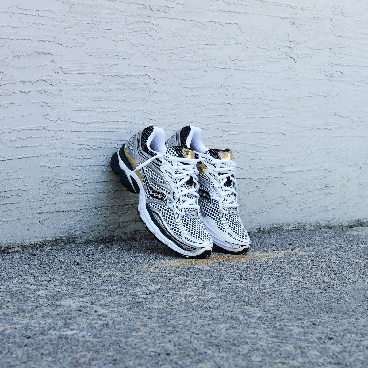 Mens Saucony ProGrid Omni 9 (Silver/Gold)