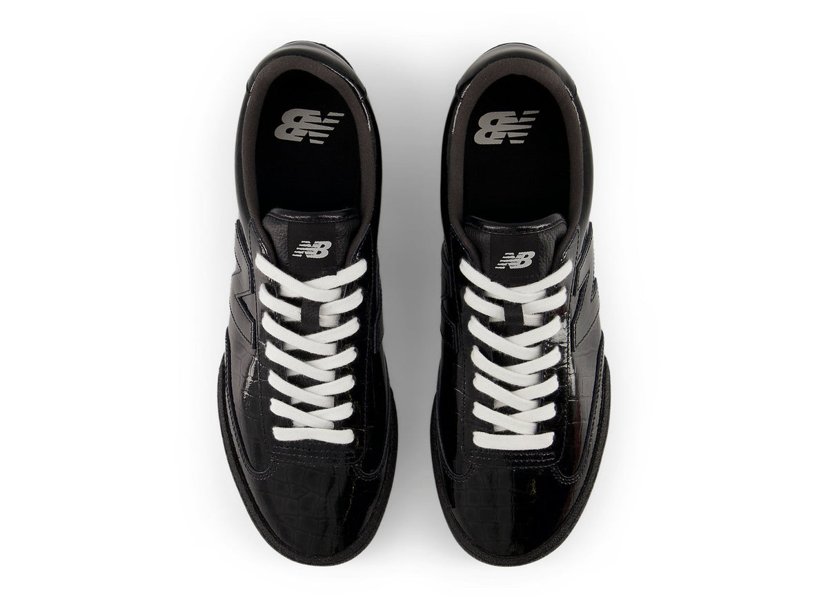 New Balance UGTR2SV in Black